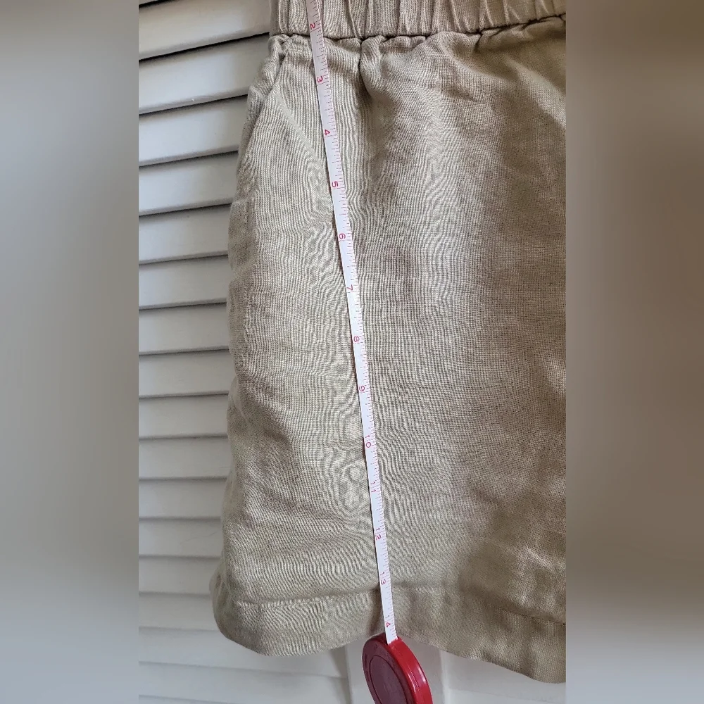 & other stories stockholm atelier relaxed linen shorts in khaki - Picture 8 of 9